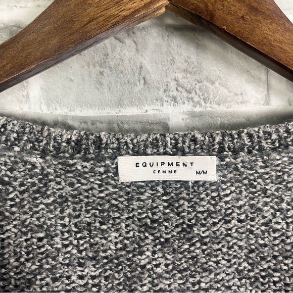 Equipment Femme Grey Ribbed Cuff V Neck Long Length Spft Sweater Sz Medium - Picture 5 of 8